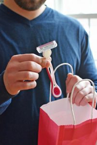 Man holding a razor1